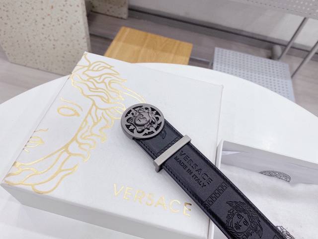 范思哲为全球最大的高级时尚控股公司以传统手工设计和款式新颖誉满全球 此款采用纯牛皮 随心驾驭[奸笑]3.8宽 附带原版包装