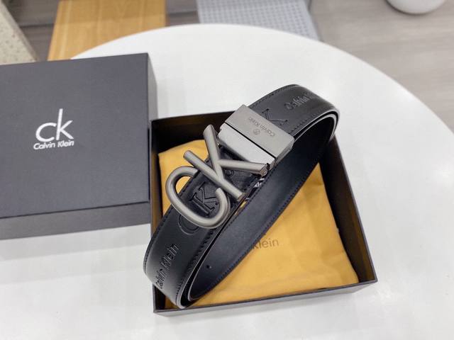 Ck 美国品牌 为全球最大的高级时尚控股公司以传统手工设计和款式新颖誉满全球 此款采用纯牛皮名师制作 随心驾驭[奸笑] 附带原版包装 宽度3.4厘米。