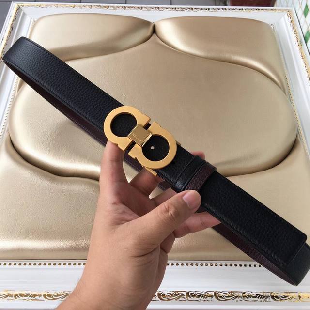 F家 双面可调式皮带，配有18K钢扣。优雅造型增添一丝精致格调。黑色配咖啡，双面可用。该皮带可调节，且能根据需要剪裁，达到修身效果。