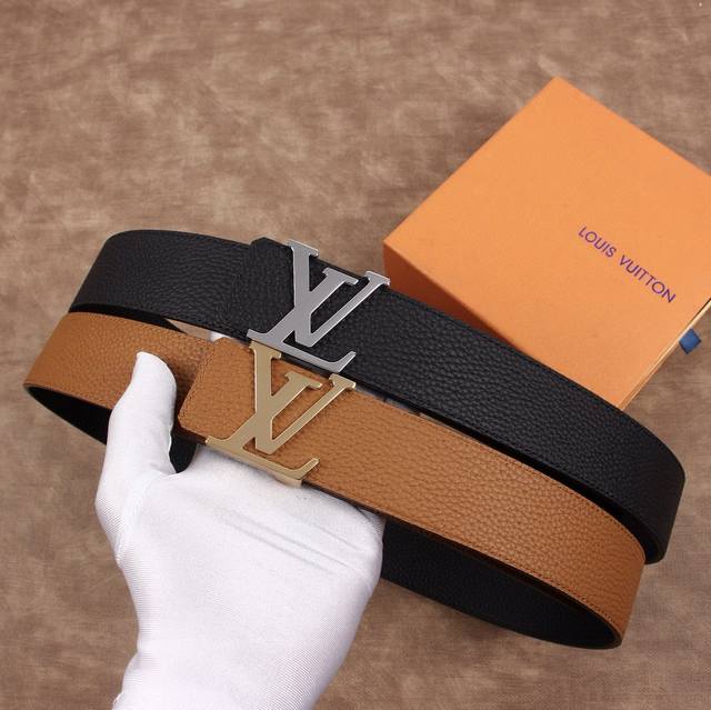 Lv腰带搭扣彰显路易威登标志性Lv Initiales标识的个性化身，以三层重叠设计融合光泽表层与哑光饰边，见证卓然金属工艺，可为心仪腰带绘上点睛之笔！40Mm