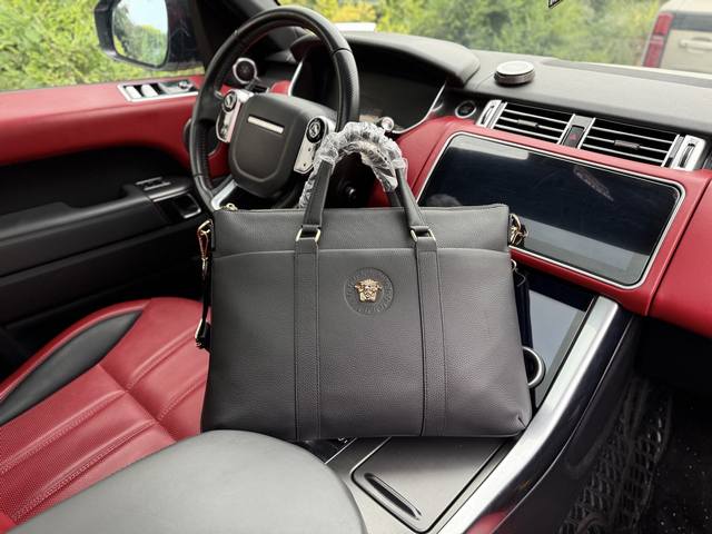 高端货 “ Versace ”范思哲公文包 瓦萨琪手提包 男士荔枝纹牛皮公文包 顶级进口原厂面料高清五金Logo标志、专用里内里。电脑隔层，拉链暗袋。顺滑拉链、