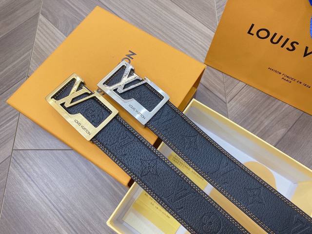 路易威登标志性的Lv Initiales腰带采用优雅的深棕色小牛皮和黑色小牛皮，搭配字母磨砂带扣，商务休闲两相宜。