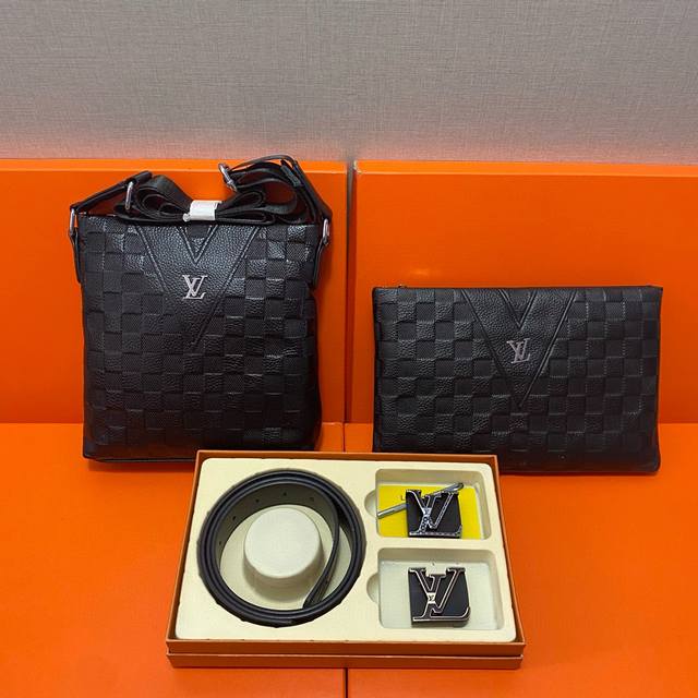 组合 Lv路易威登 头层皮质组合礼盒包装腰带俩款包包超级组合 公文包包是很实用的选择。手提包日常是非常适合的。 双扣皮带：头层皮质带身搭配3.8Cm广州原版扣头