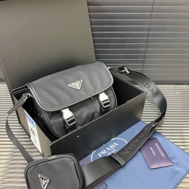 Prada 普拉达 二合一Saffiano机能风尼龙布信史包Logo印花邮差包 男士斜挎单肩包 经典百搭 实物拍摄 原厂原版面料 配送防尘袋 礼盒 16 X 2 Prada 普拉达 二合一Saffiano机能风尼龙布信史包Logo印花邮差包 男士斜挎单肩包 经典百搭 实物拍摄 原厂原版面料 配送防尘袋 礼盒 16 X 2