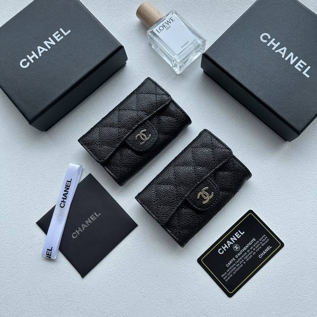 颜色 黑金 黑银尺寸 10X5新款Cf卡包对版，小红书主推款，牛皮鱼子酱。