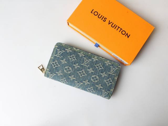 颜色 兰尺寸 19.5X10.5M82958 这款拉链钱包以Monogram提花牛仔布重新演绎，采用编织技术重新演绎路易威登标志性的Monogram图案，并打造