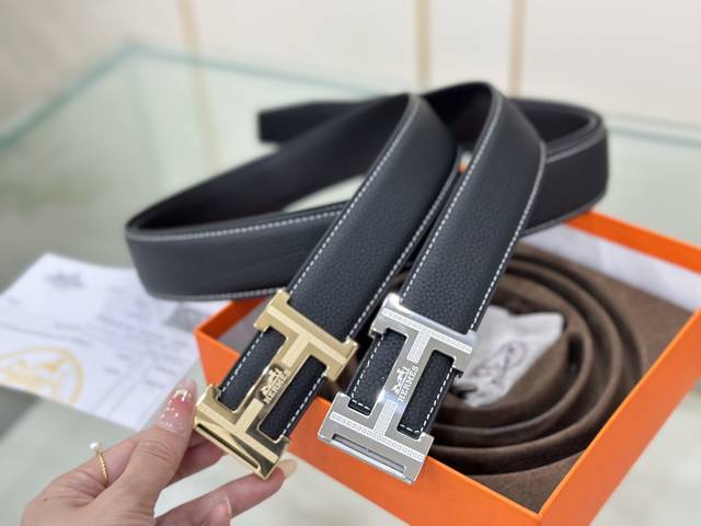 爱马仕 随手实拍任何细节经得起检验，从材质到车线到油边到五金工艺，堪称完美，只有高品质才经得起如此随意无美颜无滤镜的真实展现，38Mm的宽度适合儒雅绅士的你。