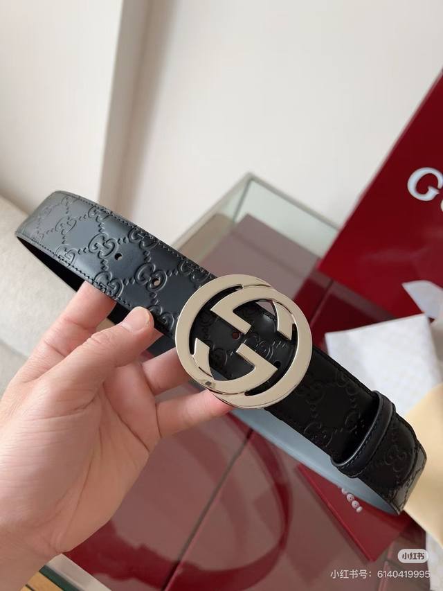 送男友的礼物古驰 力推一款爆款古驰 皮带，经典款亮银扣头搭配黑色 压花1Ogo带身，非常适合佩戴正装 西装革履，也可以佩戴休闲牛仔裤，年轻人的必备单品。非常低调