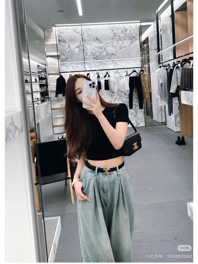 品牌 赛琳女带 描述 双面原版皮不可调节式皮带，赛琳专柜最新爆款 小牛皮材质，配有钯金色牛皮材质 2.5Cm意大利牛皮制造。女神必备单品！