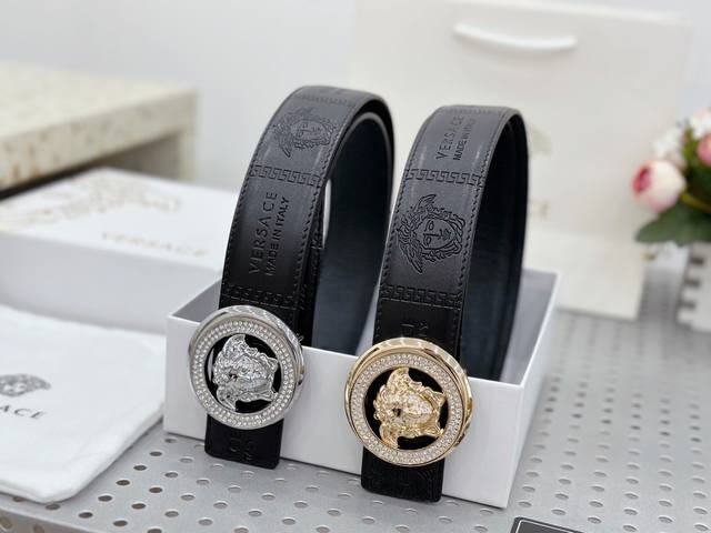 范思哲美杜莎Logo牛皮皮带 皮带非常有质感，Logo十分精致,搭配纯牛皮带身，宽度3.8厘米。 与西装绝配，休闲风也能驾驭 腰带独特的美感，鲜明的设计风格。