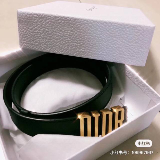 迪奥女款Christian Dior皮帶是最能強調腰身線條的配飾。Dior迪奧皮帶系列採用精緻皮革製作，色澤繁多，風格多變。#Vlog奢侈 #Diorquake