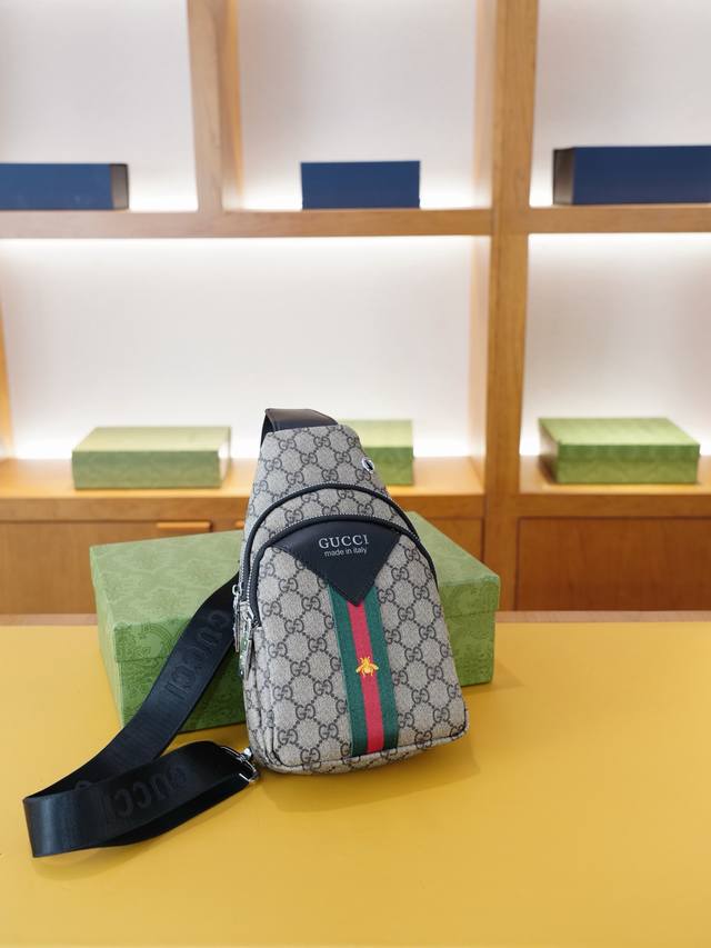 古驰 官网同步 高版本 胸包 永恒不过时的标志性产品 纯原单牛皮 顶级五金制作 非市面普通版本 今年Gucci最爱的款式 全部实拍 实用性非常高 完全不用担心穿