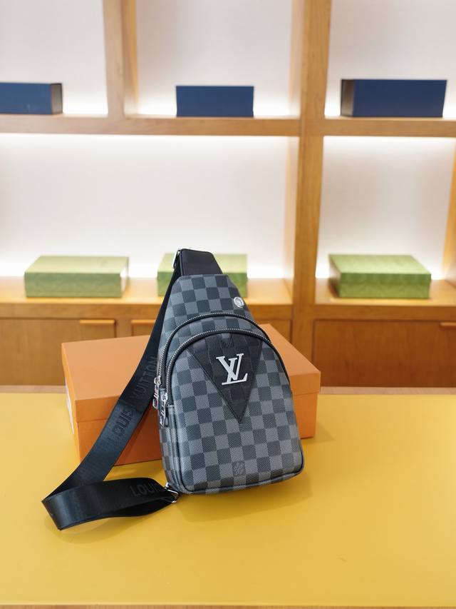 路易威登 官网同步 高版本 胸包 永恒不过时的标志性产品 纯原单牛皮 顶级五金制作 非市面普通版本 今年Lv最爱的款式 全部实拍 实用性非常高 完全不用担心穿搭