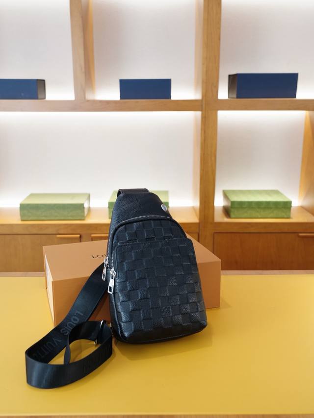 路易威登 官网同步 高版本 胸包 永恒不过时的标志性产品 纯原单牛皮 顶级五金制作 非市面普通版本 今年Lv最爱的款式 全部实拍 实用性非常高 完全不用担心穿搭