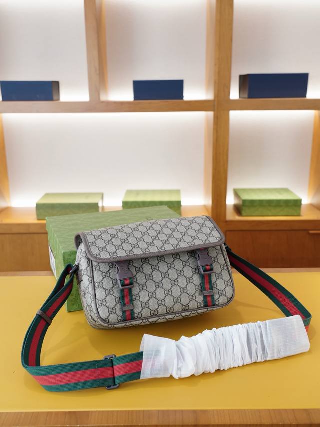 古驰 官网同步 高版本 斜挎单肩背包 永恒不过时的标志性产品 纯原单牛皮 顶级五金制作 非市面普通版本 今年Gucci最爱的款式 全部实拍 实用性非常高 完全不