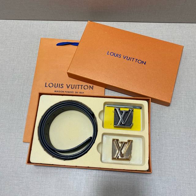 Lv路易威登 精品款 ☆双扣礼盒套装 含礼盒 专柜有售 Lv路易威登专柜在正售品 此款采用头层牛皮制作 油边细致、☆正品开模 搭配广州原版扣五金 3.8Cm规格