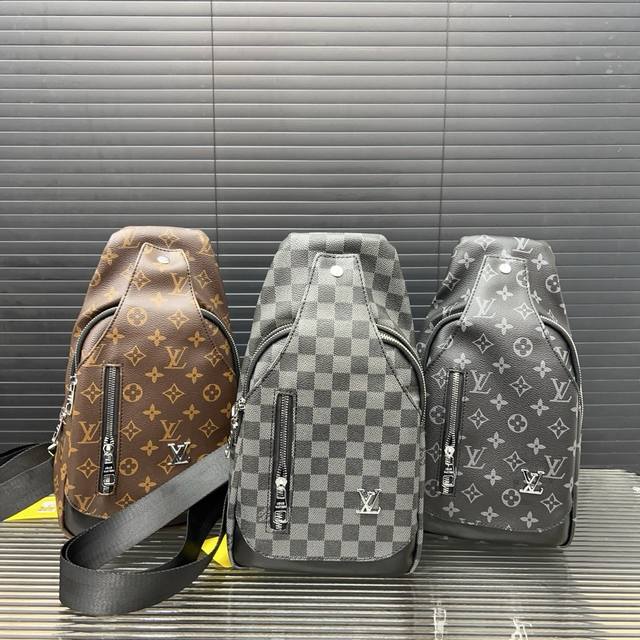 Louisvuitton 路易威登 印花胸包 斜挎单肩包 实物拍摄 原厂原版面料 配送防尘袋30 X 17 Cm。