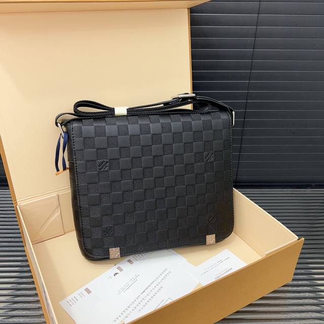 Louisvuitton 路易威登 District 翻盖邮差包 男士斜挎包 实物拍摄 原厂原版面料 配送防尘袋 25 X 20 Cm。