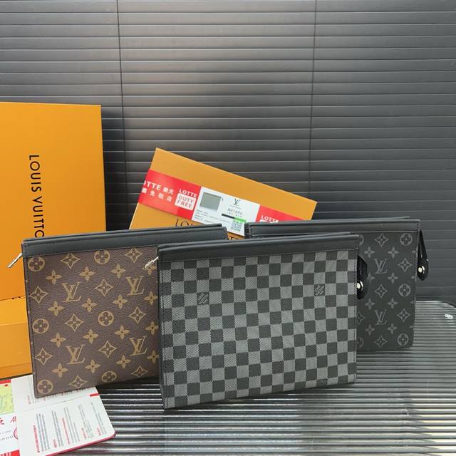 Louisvuitton 路易威登 Pochette Voyage 手袋男士手拿包 洗漱包 实物拍摄 原厂原版面料 配送 礼盒 27 X 21 Cm。