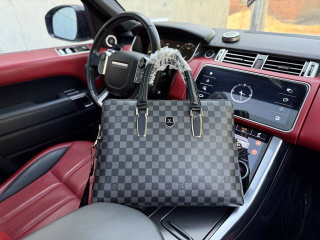 高端货 “ Louis Vuutton ”Lv公文包路易威登男士公文包 顶级进口原厂面料高清五金Logo标志、专用里内里。电脑隔层，拉链暗袋。顺滑拉链、油边超平