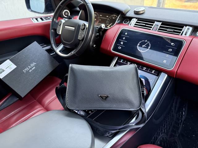 高端货 新款 “ Prada ”普拉达单肩包 Prada普拉达邮差包 Jumbo 可调节织带肩带拉链开合 皮革 单肩斜挎包 超迷你 男款 黑色 高清五金Logo