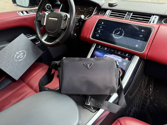 高端货 最新款 “ Prada ”普拉达单肩包普拉达邮差包手提斜挎包 字母Logo徽标可调节肩带Saffiano皮革邮差包单肩斜挎包 男款 黑色 尼龙和Saff