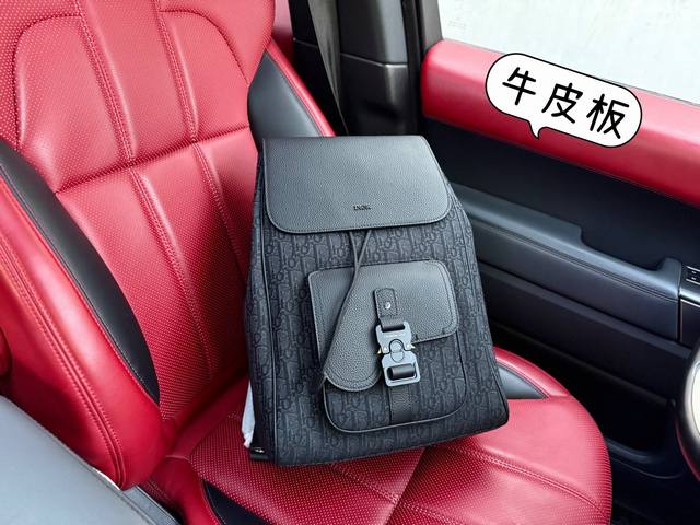 牛皮版高端货 新款 “ Door ”迪奥双肩包 Dior迪奥双肩包 书包 可调节肩带翻盖抽绳开合 粒面牛皮革 双肩包 男款 黑色 马鞍双肩包 大容量 Saddl