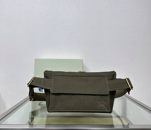B家最款风衣腰包，选用棉质混纺面料打造，于意大利工坊精制而成。灵感源自 Burberry 标志性 Trench 风衣，内衬同种面料。点缀马术骑士徽标 Ekd 刺