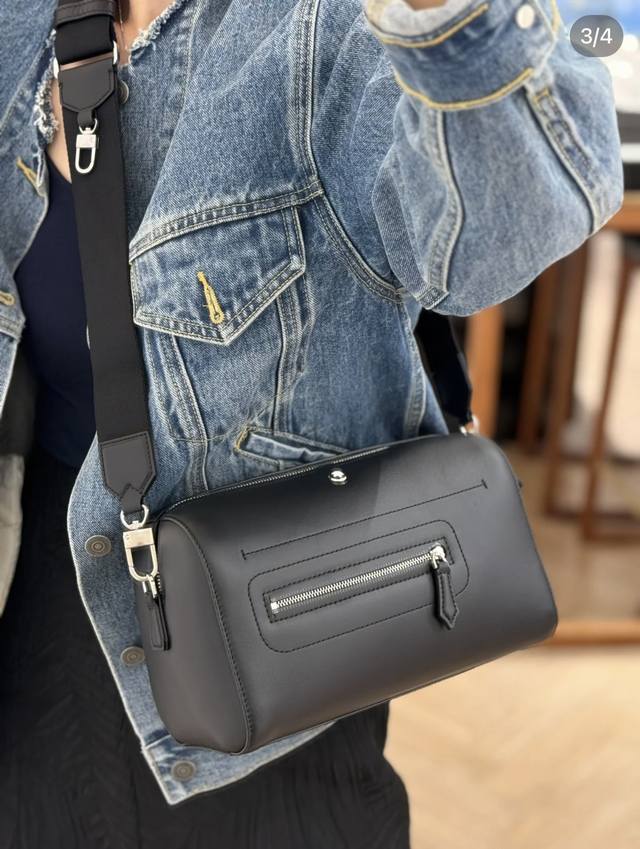 万宝龙软皮系列邮筒包 经典黑，从品牌丰厚的书写文化中汲取灵感，点亮焕新色彩搭配，柔软材质打造多元造型，让包袋随行，风格自叙，万宝龙大型六角白星增添尊贵风范，超柔