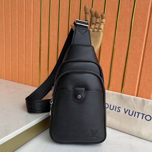原单 搭配头层胎牛皮 路易威登-最新款男士胸包原单品质 官网同步 手感超赞 原装五金 独特的设计风格 完美至极 细节做工精致 大气中有内涵 高端上档次 高品质