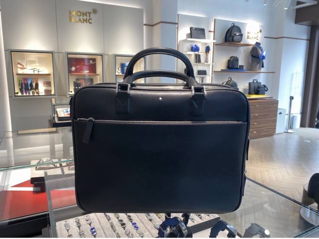 Ontblanc 全新万宝龙匠心系列中号公文包 ，原单高品质，黑色专柜专用头层十字纹牛皮，万宝龙经典匠心系列秉承品牌的悠久传统，全系列包含丰富的大皮具和小皮具款