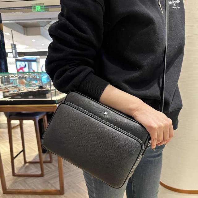 Montblanc 全新万宝龙匠心系列邮差包 经典黑 型号：Mb198127 材质：头层牛皮 原版皮 款式：万宝龙专柜购版打造 高品质 尺寸：25.5*17*8