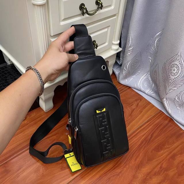 Fendi 芬迪醉爆款 推荐 做工细节可无挑剔！ 针工脚整细致，全手工边折完美呈现！皮料、五金！私定家制！不是市场一般，请仔细甄别！要做就好做的、对的[偷笑]型