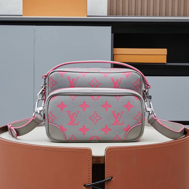 独家实拍 M15024灰色 男 差包 Nil 邮差手袋 Pharrell Williams Xl出自品牌与 Tyler 的合作系列，为 Damier Golf