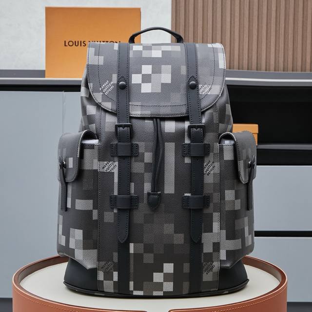 独家实拍 M14952 本款 Christopher 中号双肩包选用 Damoflage Black 帆布塑造摩登考究构型，并以像素效果重构经典 Damier