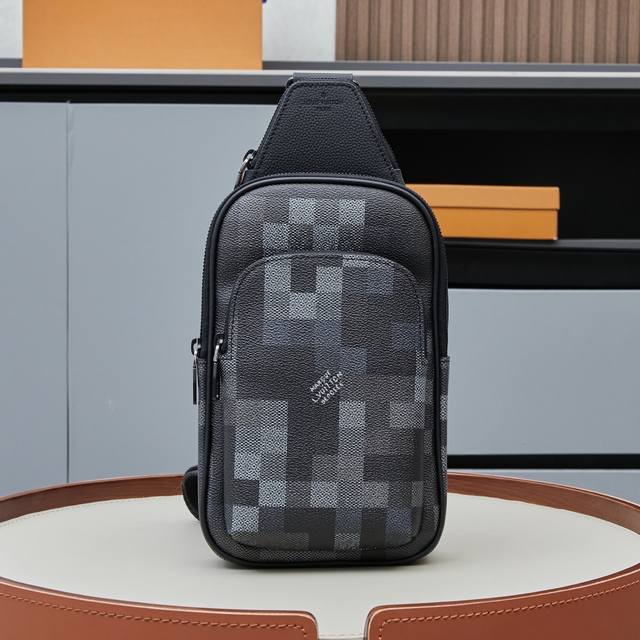 独家实拍 M14953 黑格 马赛克 Damoflage帆布重新审视了Sling Avenue Xl包的当代设计。像素格子的灰色和黑色色调与哑光黑色硬件相结合，