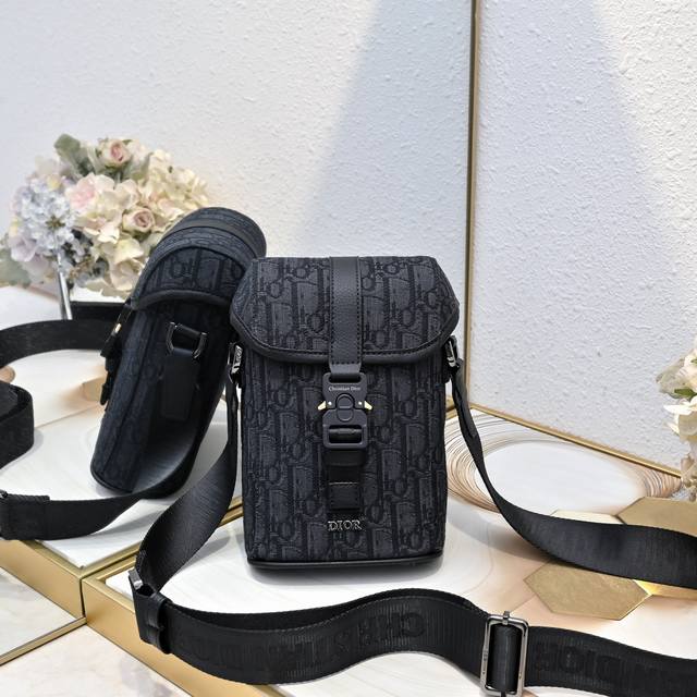 Dior Hit The Road ... 这款竖版翻盖信使包是二零二五夏季男装系列新品，现代时尚的设计充分突显Dior的高订风格，提升Dior Hit The