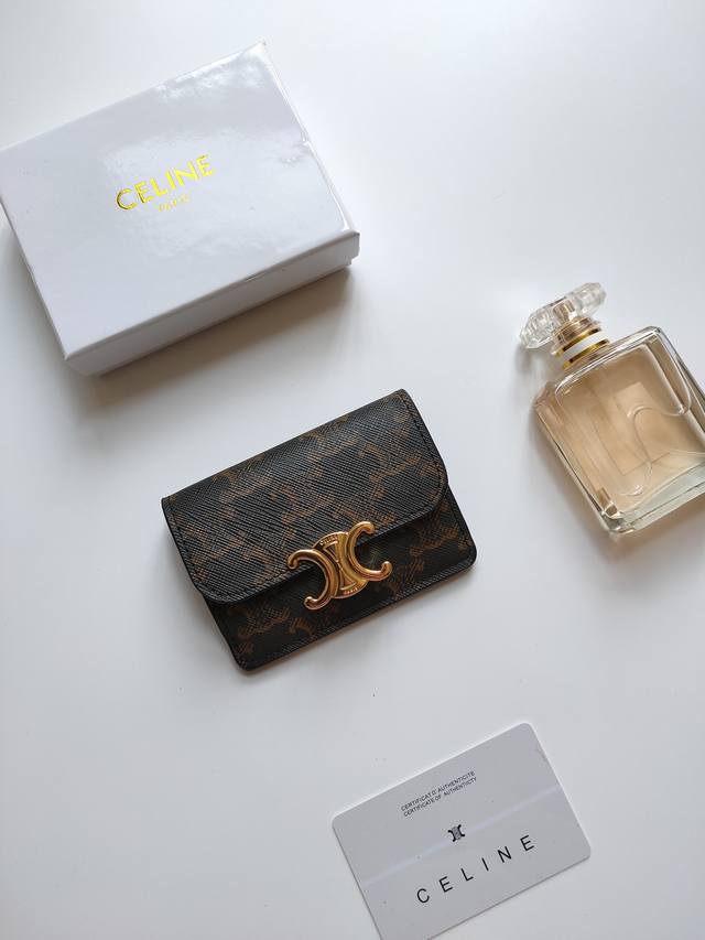 Celine最新款Triomphe标志印花卡包，金色饰面，按扣开合，款号:101582 尺寸:10.5*7Cm