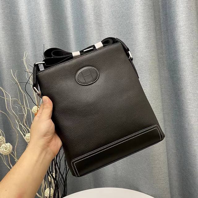 型号：33108-2 Hermes 爱马仕最新款男士单肩斜挎包采用进口原版牛皮 皮质柔软 手感超赞 高端五金拉链头 做工细节精致 爱马仕专用里布 时尚休闲 高档