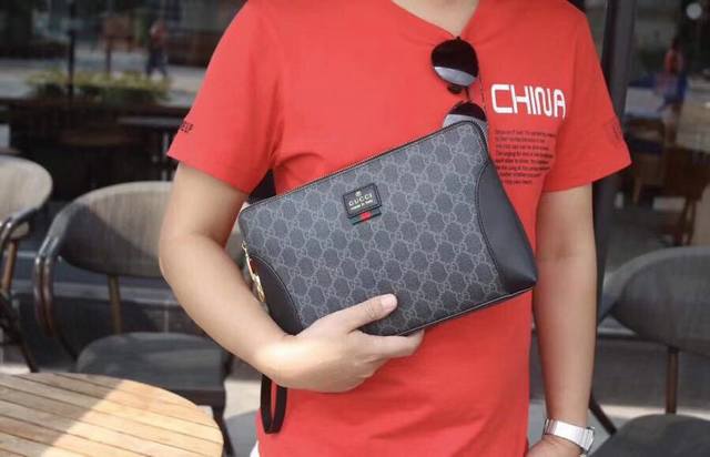 顶级Gucci款最爆款男士休闲包意大利进口顶级牛皮无可挑剔的五金配件.名师设计，资深裁缝完美版型上手效果极佳设计理念独特，带有密码锁 成功男士首选实物拍摄颜色：