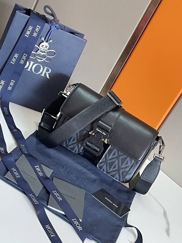 顶级原单 这款 Dior Hit The Road 手袋搭配肩带,是本季新品,将现代风格与 Dior 的高订精神融为一体。采用灰色 Cd Diamond 图案帆 顶级原单 这款 Dior Hit The Road 手袋搭配肩带,是本季新品,将现代风格与 Dior 的高订精神融为一体。采用灰色 Cd Diamond 图案帆