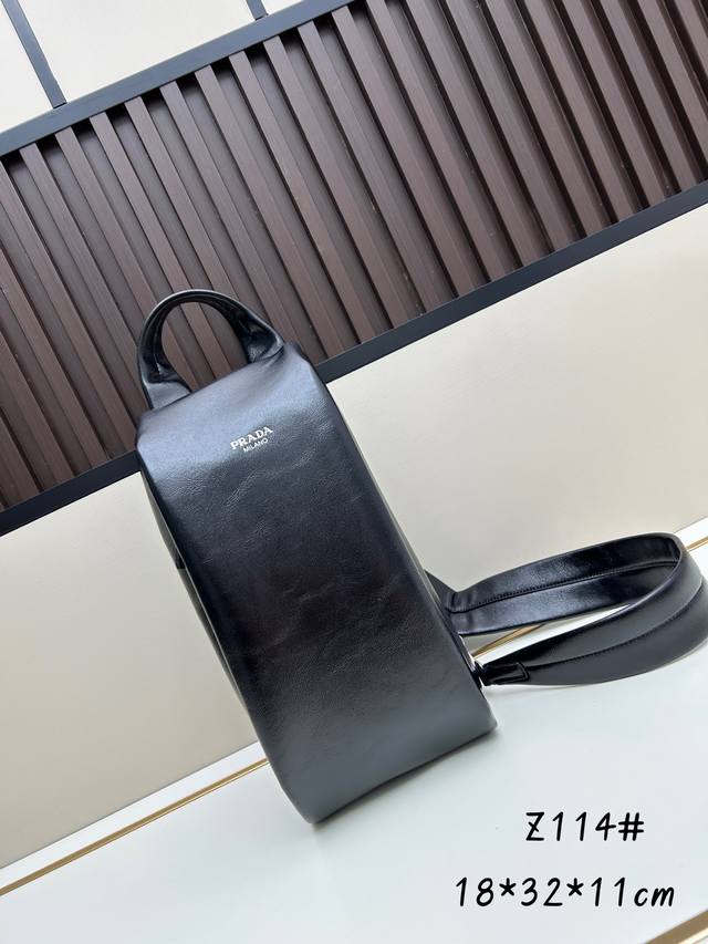 新款胸包2Vz114仿旧皮 这款胸包秉承匠制工艺设计，以柔软皮採用仿旧效果，诠释现代主义几何造型。内配进羊皮，字母徽标昭示身份，单肩版型兼顾运动功能与当代精致品
