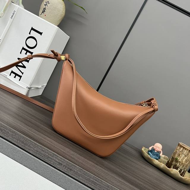 Low经典牛皮革Hammock Hobo手袋 将经典手袋能轻松改变形状的设计进行解构,保留颇具代表性的吊床造型,打造出一款时尚百搭且符合人体工学的Hobo手袋. Low经典牛皮革Hammock Hobo手袋 将经典手袋能轻松改变形状的设计进行解构,保留颇具代表性的吊床造型,打造出一款时尚百搭且符合人体工学的Hobo手袋.