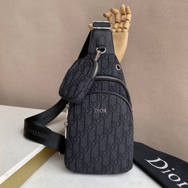 迪奥最新款式，男士胸包原单品质 采用进口布料材质轻便，舒适，质感柔滑，手感细腻 高贵五金 低调奢华有内涵 时尚休闲帅气 方便实用，怎么看都是那么酷帅美，走在路上