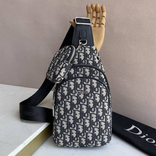 迪奥最新款式，男士胸包原单品质 采用进口布料材质轻便，舒适，质感柔滑，手感细腻 高贵五金 低调奢华有内涵 时尚休闲帅气 方便实用，怎么看都是那么酷帅美，走在路上