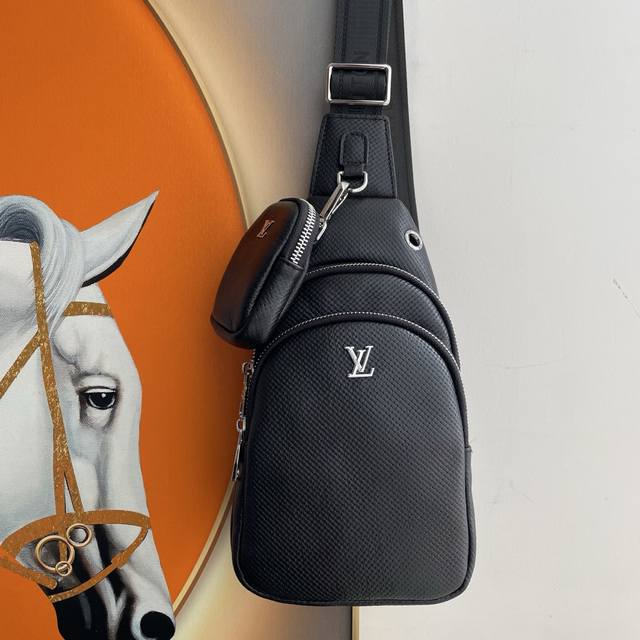 最新款式，Lv男士胸包原单品质 采用进口原版皮材质，轻便，舒适，质感柔滑，手感细腻 高贵五金 低调奢华有内涵 时尚休闲帅气 方便实用，怎么看都是那么酷帅美，走在