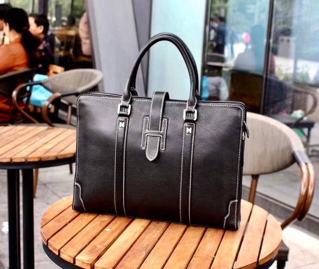 批 。爱马仕爆款推荐 型号：2261-12630新款。专柜最新爆款，休闲百搭！必须紧跟专柜制作，采用欧洲进口客供皮料！定制原版五金超高做工完美出货，手感柔软细腻