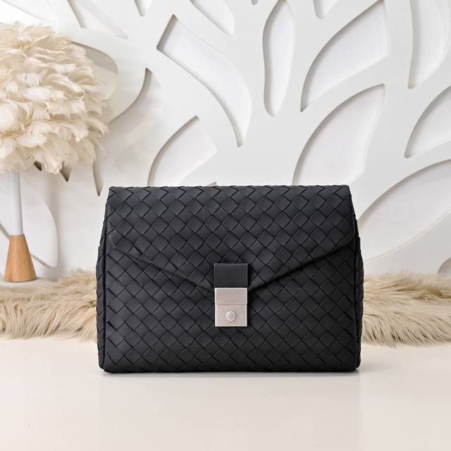 Bv-最新款男士手拿包原单品质 官网同步 采用顶级打腊胎牛皮 手感超赞 专柜原装五金 独特的设计风格 完美至极 细节做工精致 大气中有内涵 高端上档次 高品质尺