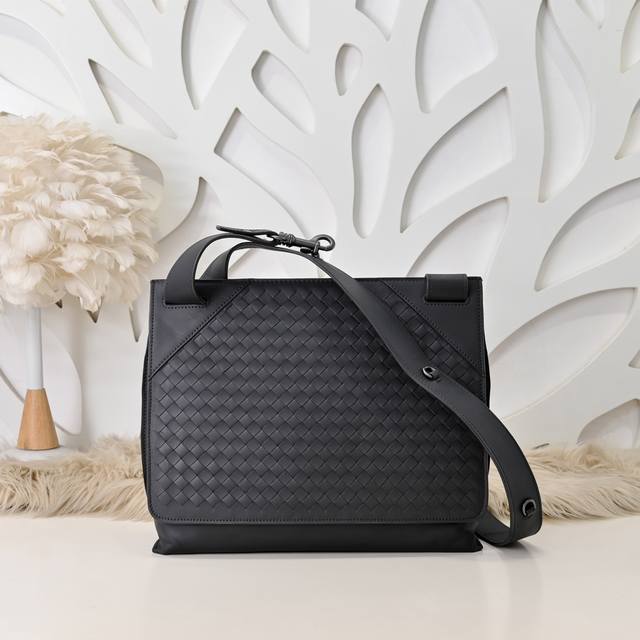 Bv-最新款男士斜挎包原单品质 官网同步 采用顶级打腊胎牛皮 手感超赞 专柜原装五金 独特的设计风格 完美至极 细节做工精致 大气中有内涵 高端上档次 高品质尺