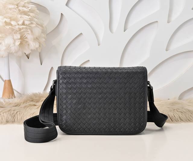 Bv-最新款男士斜挎包原单品质 官网同步 采用顶级打腊胎牛皮 手感超赞 专柜原装五金 独特的设计风格 完美至极 细节做工精致 大气中有内涵 高端上档次 高品质小